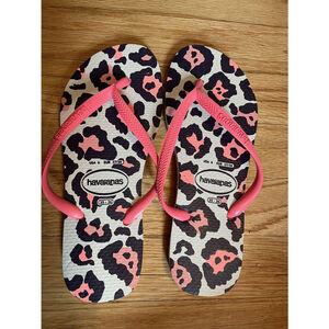 Havaianas slim animals cheetah hot pink flip flops NWOT Women’s 6